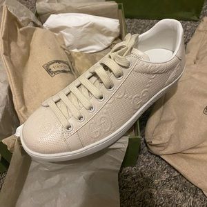 Brand new leather Gucci sneakers size 35 fits like a tight women’s 6! Never worn
